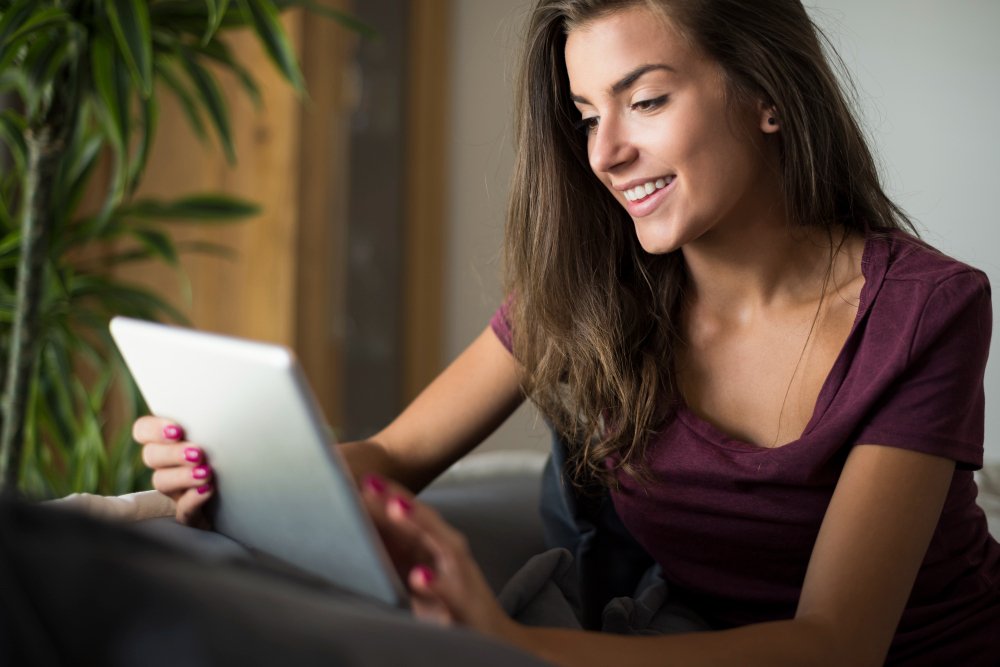 Como conhecer pessoas novas na internet com segurança e leveza